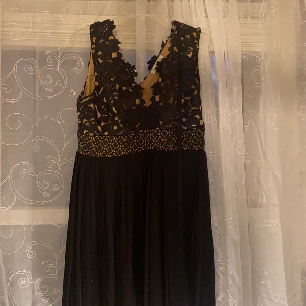 Black formal floral accent dress— size medium